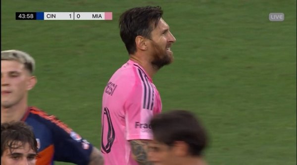 Suarez đã tạo ra một quả bóng 